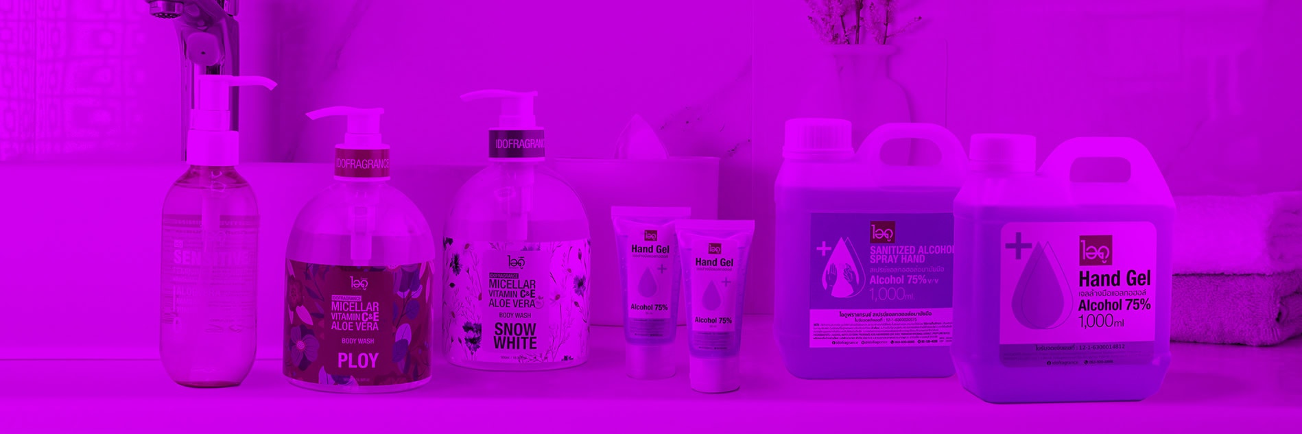 ขวดเจลล้างมือและแอลกอฮอล์ทำความสะอาดมือในฉากสีม่วง.