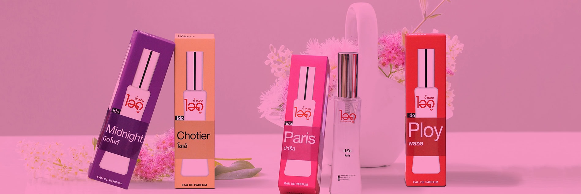 ลิปสติกหลายเฉดในกล่องบรรจุภัณฑ์สีสันสดใส.