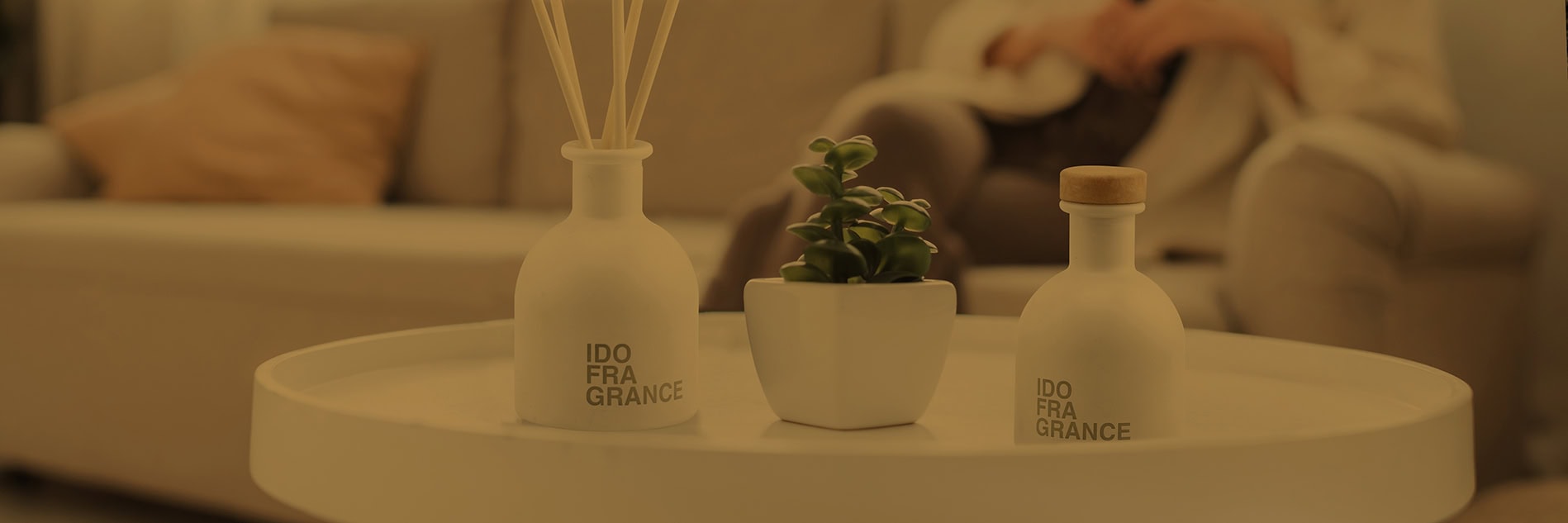 ของตกแต่งภายในบ้านบนโต๊ะกลมพร้อมแจกันและต้นไม้.